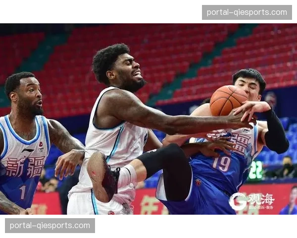 第三节风云突变,国王队连续三次成功的肋部手递手进攻打停对手 第三节风云突变,国王队连续三次成功的肋部手递手进攻打停对手
